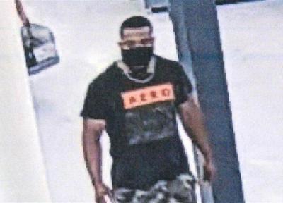 عکس ، مرد کرونایی مشتریان یک فروشگاه را در آغوش می گرفت ، این فرد هنوز دستگیر نشده است