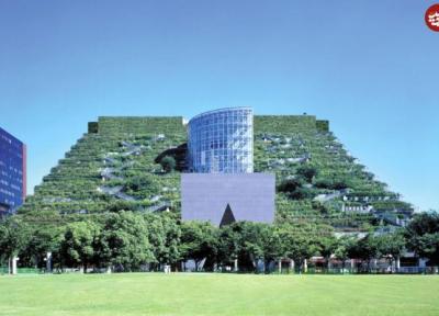 ساختمان مدرن ژاپنی که شبیه یک تپۀ جنگلی است!